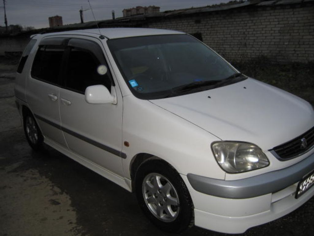 2000 Toyota Raum