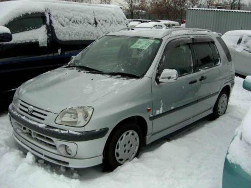 2000 Toyota Raum