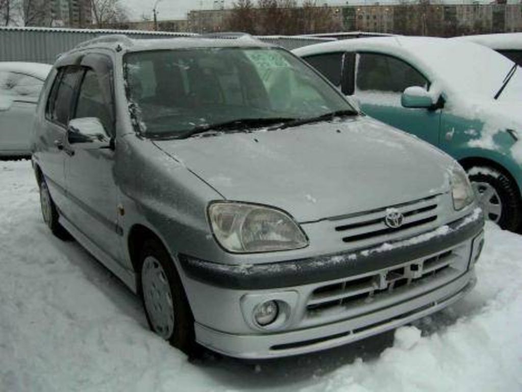 2000 Toyota Raum