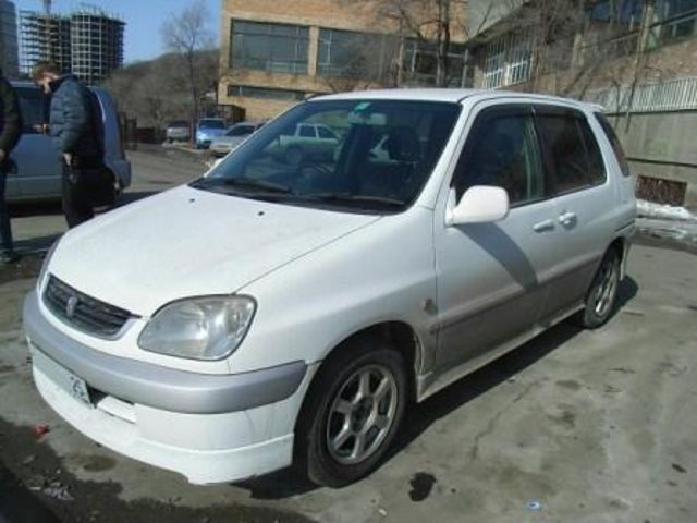 2000 Toyota Raum