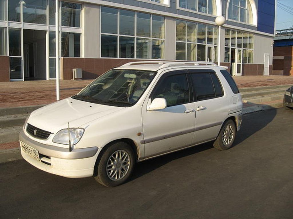 2000 Toyota Raum