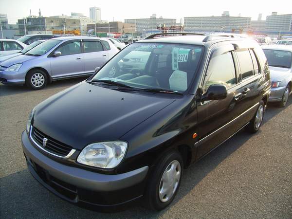 2000 Toyota Raum Pictures