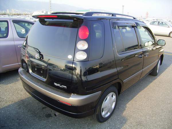 2000 Toyota Raum Pictures