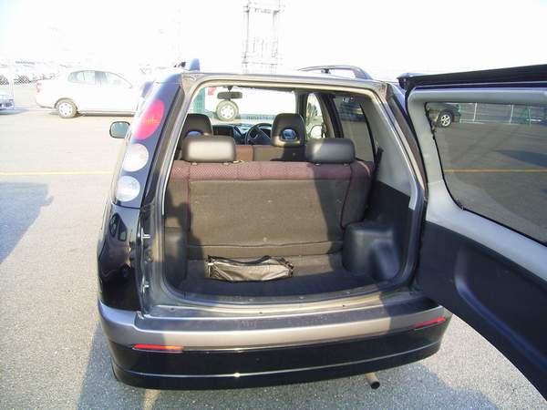 2000 Toyota Raum Photos
