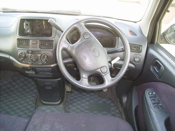 2000 Toyota Raum Photos