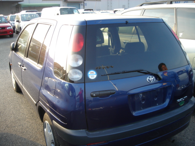 2000 Toyota Raum Pictures
