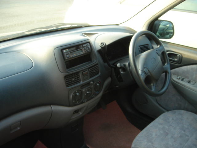 2000 Toyota Raum Pictures