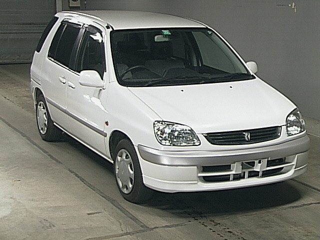 2000 Toyota Raum Photos