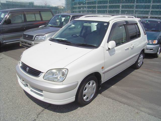 2000 Toyota Raum Pictures