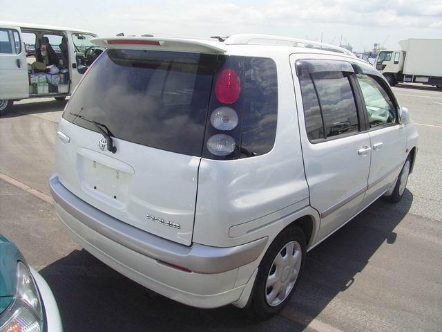 2000 Toyota Raum Pics