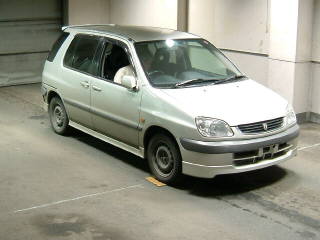 2000 Toyota Raum Photos