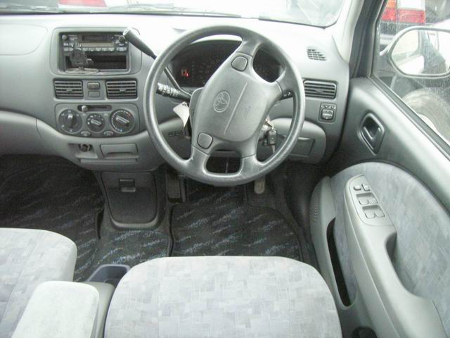 2000 Toyota Raum Images