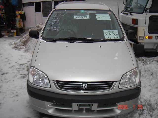 2000 Toyota Raum Photos