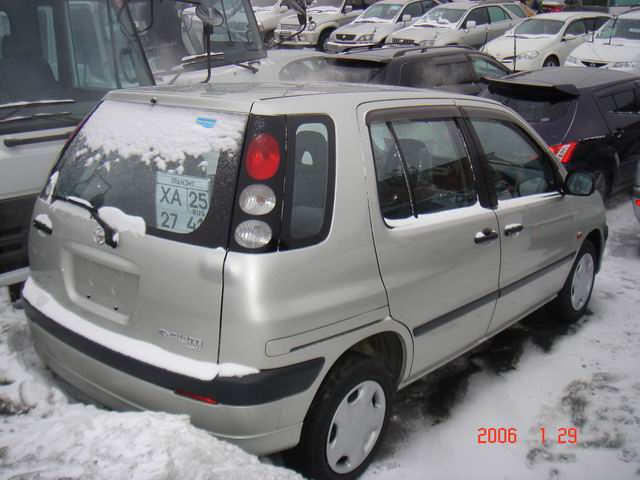 2000 Toyota Raum Pictures