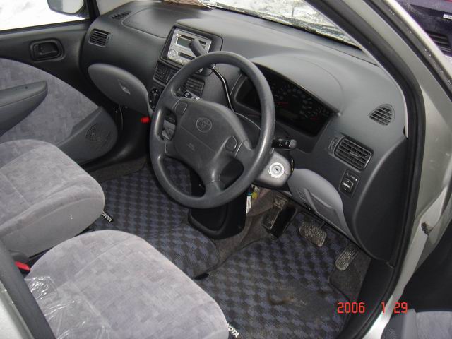 2000 Toyota Raum Photos