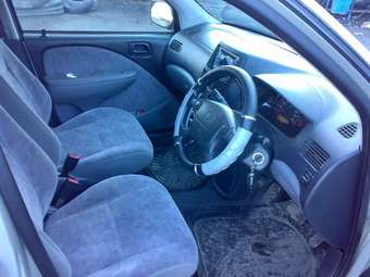 2000 Toyota Raum Pictures