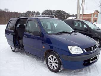 2000 Toyota Raum Images