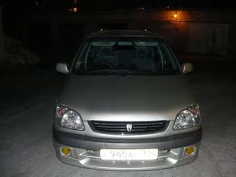 2000 Toyota Raum Pictures