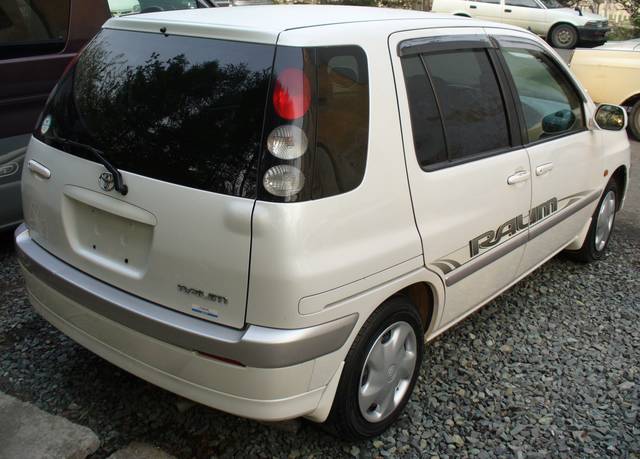 2001 Toyota Raum