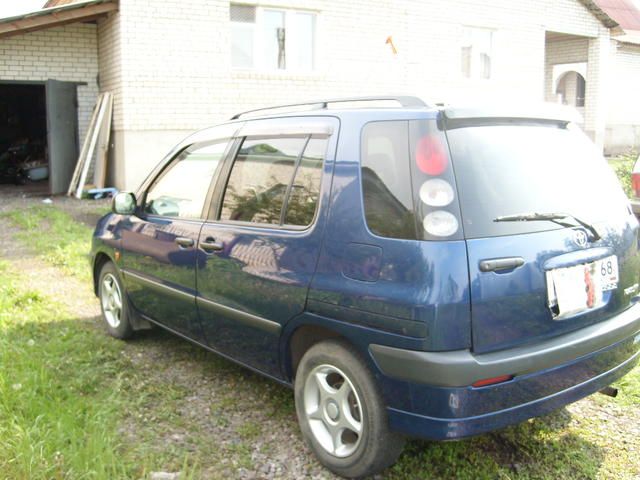 2001 Toyota Raum