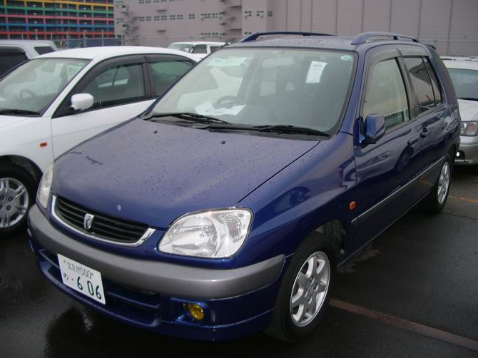 2001 Toyota Raum Pictures