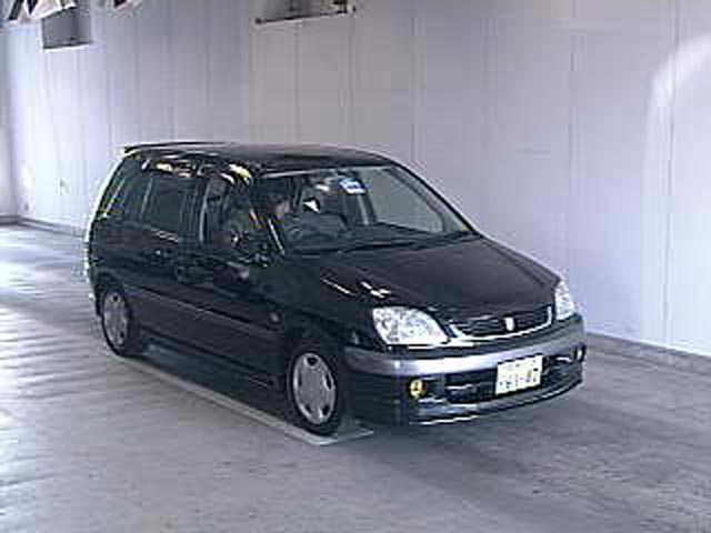 2001 Toyota Raum Pictures