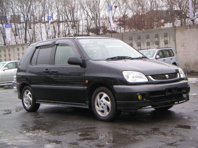 2001 Toyota Raum Pictures