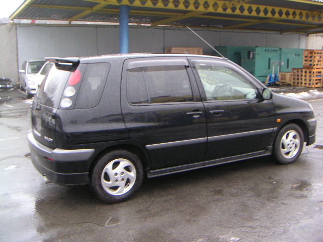 2001 Toyota Raum Photos