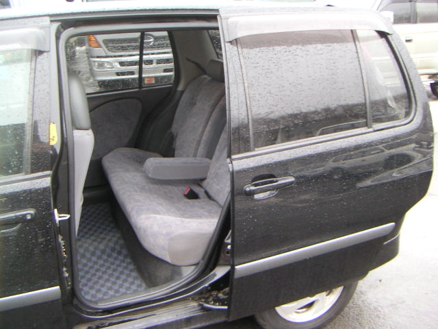 2001 Toyota Raum Images