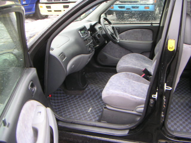 2001 Toyota Raum Pictures