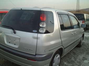 2002 Toyota Raum Pictures