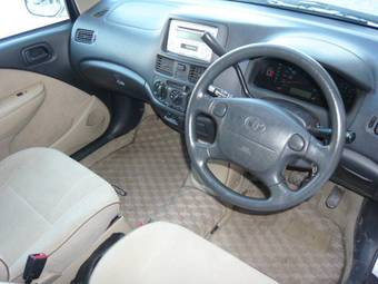 2002 Toyota Raum Pictures