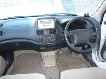 2002 Toyota Raum Photos