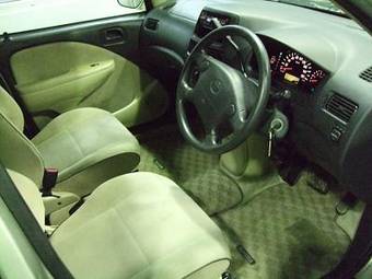 2002 Toyota Raum Pictures