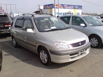 2002 Toyota Raum Photos