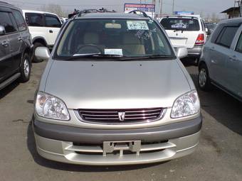 2002 Toyota Raum Pictures