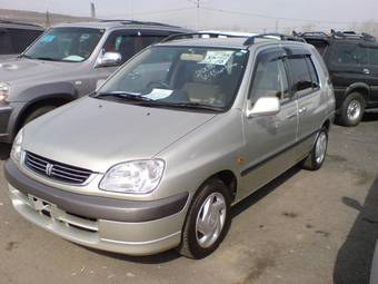 2002 Toyota Raum Photos