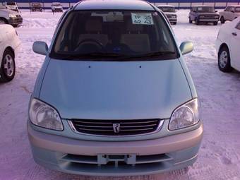 2002 Toyota Raum Pictures