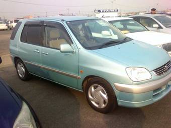 2002 Toyota Raum Pictures