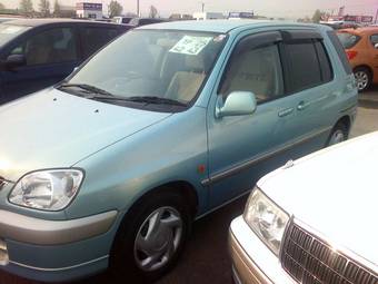 2002 Toyota Raum Pictures