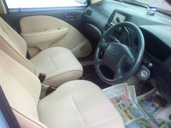 2002 Toyota Raum Pictures