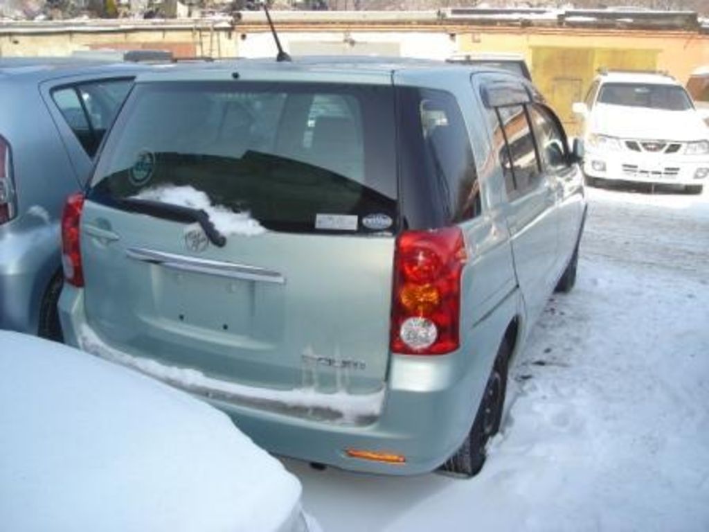 2003 Toyota Raum