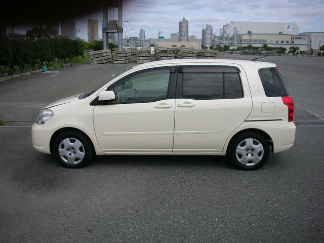 2003 Toyota Raum