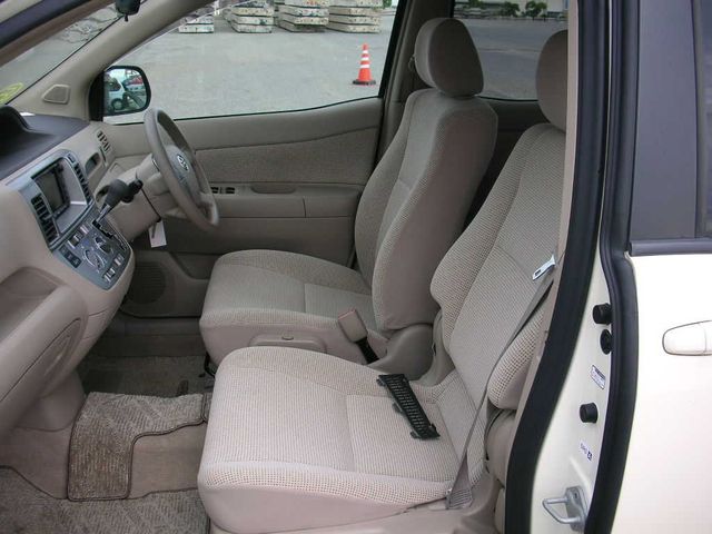 2003 Toyota Raum