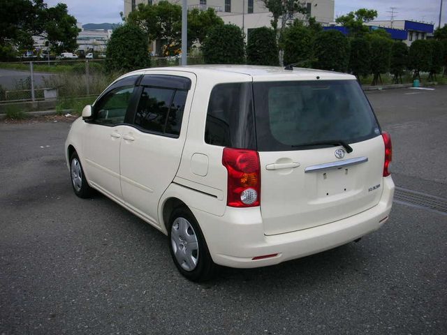 2003 Toyota Raum