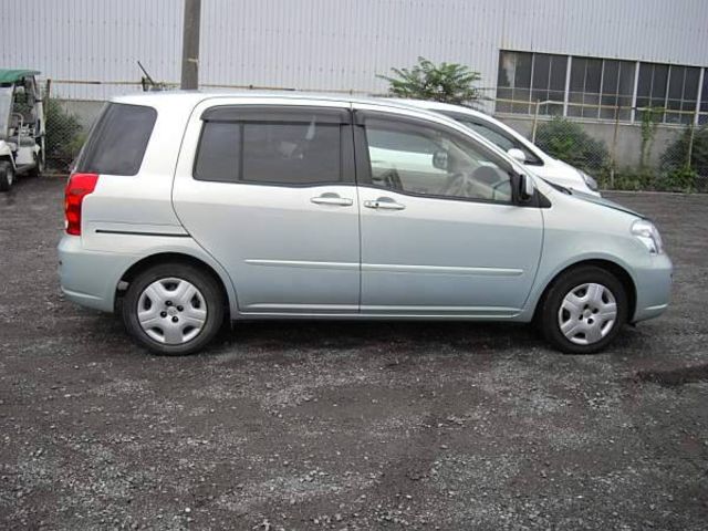 2003 Toyota Raum