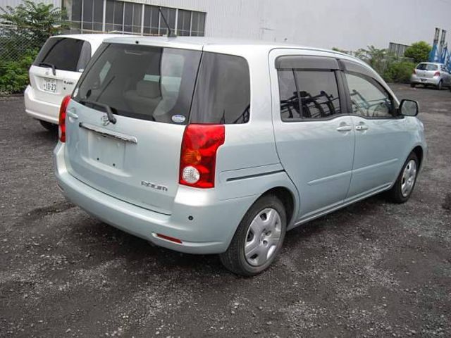 2003 Toyota Raum