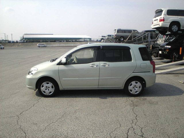 2003 Toyota Raum