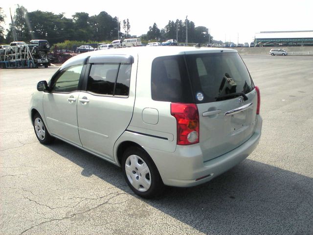 2003 Toyota Raum