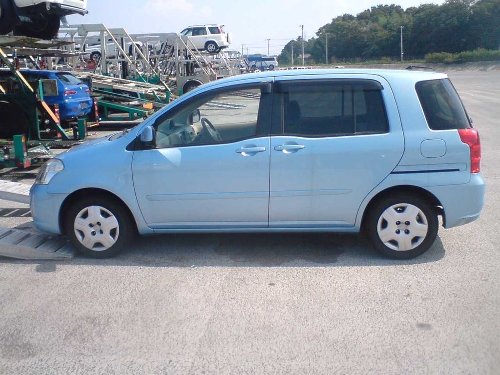 2003 Toyota Raum